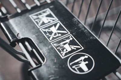 Detailaufnahme eines Produktetiketts mit technischen Symbolen und Kennzeichnungen
